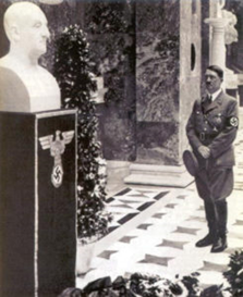 Hitler vor der Büste Bruckners in der Walhalla