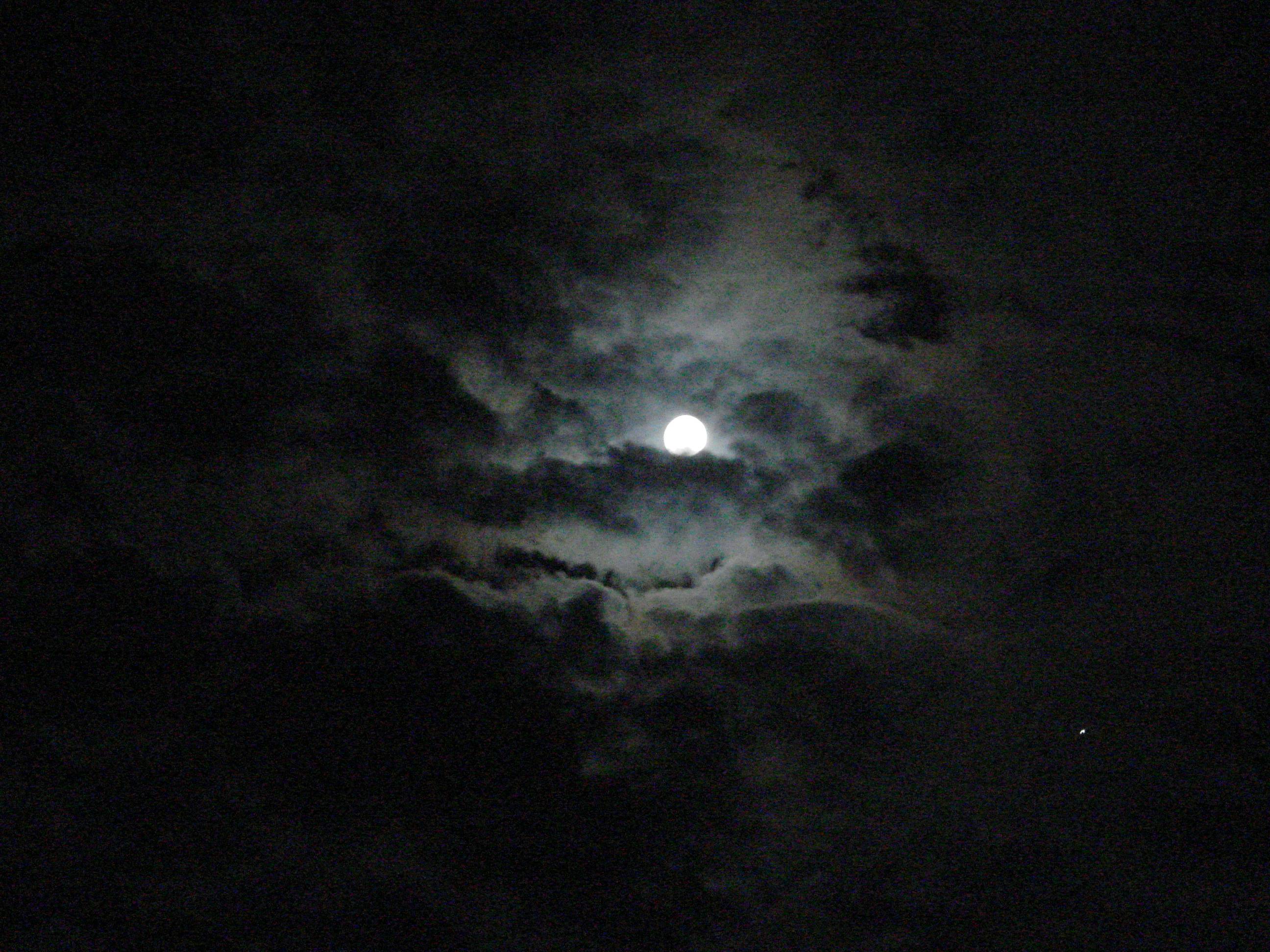 Mond hinter Wolken